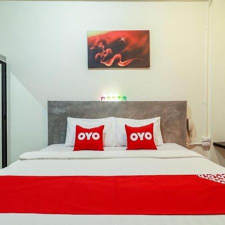 Oyo 412 7 Days Hotel Chiang Mai Exterior foto